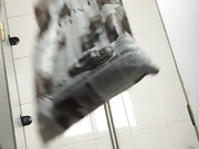 商场排队厕拍系列12 妹子一边尿尿一边补妆像是去约会