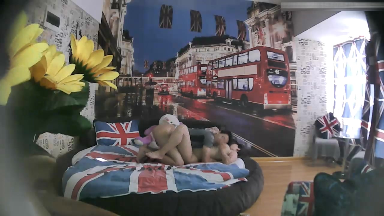 特色酒店伦敦主题房TP大屁股丰满女友貌似很饥渴没有得到满足要自摸