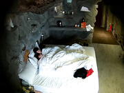 瘦弱小哥泡了个丰满大波女友去开房干累了吃外卖吃饱了给他来个冰火