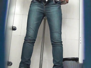 商场排队厕拍系列27 素颜看起来很有邻家感觉的妹子