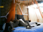 主題酒店復古房拍攝到的碎花連衣裙長發美女與老鐵偷情私會 貌似好久沒操了表情饑渴 露臉高清