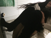 猪头厕拍系列之穿的萌萌哒的妹子和眼镜御姐，最后几个人好像被锁在厕所里面1080高清