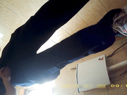 某站最新流出女厕偷放摄像头偷拍年轻美眉嘘嘘耐克鞋妹子不停打电话