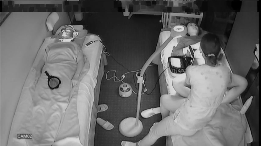 黑客破解美容院的网络监控摄像头偷拍美少妇掰开双腿给逼逼做激光美白护理