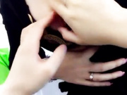 国产闹洞房闺蜜团要看伴娘乳头,胸罩被闺蜜掀开了还捏了一下奶头 伴娘说别闹了 好痒