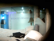 和新女友宾馆开房等她洗完澡就迫不及待把她按倒在床上草干完闻一闻她的骚穴