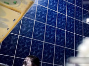 买通女室友浴室偷放摄像头偷窥两个妹子一边聊天一边洗白白对白清晰