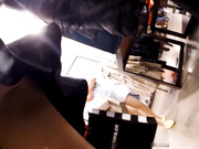 街拍裙低春光系列 专卖店里试鞋的两个白嫩长腿花内内清纯妹子