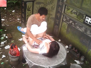 打扮得挺洋气的野鸡把年轻嫖哥召到古墓前的圆台不戴套草逼普通话对白.mp4