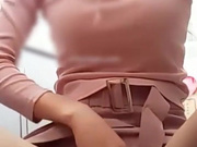 非常屌的妹子在商场烟酒专柜一边卖东西一边直播福利真不少狼友的礼物没白刷.mp4