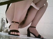 厕拍全景职业装高跟美女玩手机蹲这么久脚不麻么