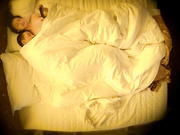 精品酒店上帝视角近距离偷拍包皮过长小哥和牛仔短裤靓妹啪啪完相互研究对方性器官