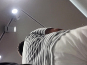 看到穿长裙子的漂亮女神就忍不住想把头伸进她裙底一探究竟,最爱这种不穿打底,内裤又小巧的[