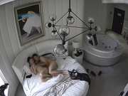 豪华房身材苗条阴毛性感漂亮美女被很能干的男友搞2炮肏的大声呻吟尖叫不停说轻点不行讨厌越说干的越来劲