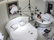 精致酒店性福小胖啪啪高颜值苗条小美女放着小曲鸳鸯浴主动在浴缸里开干回床上继续美女很骚女上位疯狂女操男