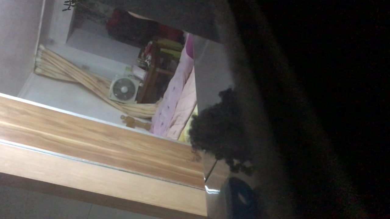 出租房窗外偷拍女大学生光着上身挺着两个大奶子给男朋友发微信语音