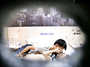 楞青小伙和御姐型闷骚女同学开房不知啥原因裤子衣服都脱了不敢打真军