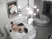 精品酒店气质短发大学美女和眼镜男情人正啪啪时男的突然接到女友电话,美女很亢奋自己扭动操,男的讲电话