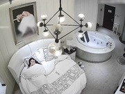 情趣酒店豪华房偷拍非常能干的眼镜男床上干到浴缸站着快速抽插