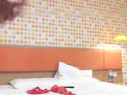 清明带着女朋友回老家祭祖晚上到当地快捷连锁酒店开房让她穿上情趣网衣爽一爽1080P高清版