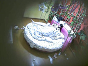 特色情趣酒店鸟笼花房偷拍年轻情侣女女上位还一边玩手机