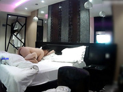 文艺范气质白领美女和公司主管下班酒店开房啪啪,人美逼嫩,年轻体力好各种体位激烈爆插,美女有点吃不消了!