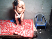 棚户区简陋炮房铲车司机大叔没活出来找齐B短裙鸡妹泄泄火J8早已硬梆梆脱光直接就干屌还挺大疯狂输出内射