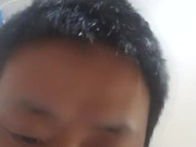 迷人的小嫂子与大哥露脸激情，浴室伺候大哥洗澡深喉不断，捏奶子抠逼洗完在椅子上被大哥玩，逼塞电动嘴吃几把