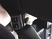 风骚TS胡玥枫小区楼下和炮友在车上激情，舌吻龟头，含着鸡巴滑滑口活真好，大白天追求这种刺激！