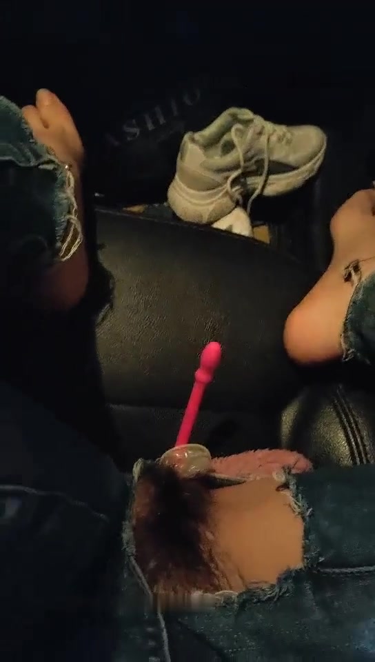 红色奶头妹子夜晚车震 牛仔裤开裆塞着跳蛋口交后座大力抽插