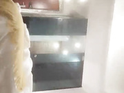 小伙酒店连续约妹子，紧张过度秒射不过瘾，再叫一个小少妇带着丝袜共浴啪啪