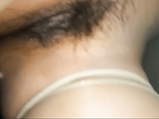 “要是碰到同道就尴尬了 口活太爽了”小情侣找刺激晚上来到荒郊野外打野炮妹子先撒泡尿再吃肉棒啪啪