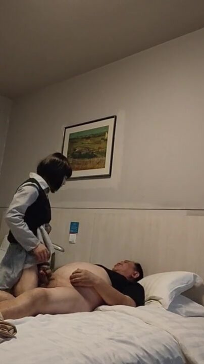 国产CD系列杨小妹2 男扮女装勾引胖老头 被看破了继续玩 结束后老头说不好玩对白有趣