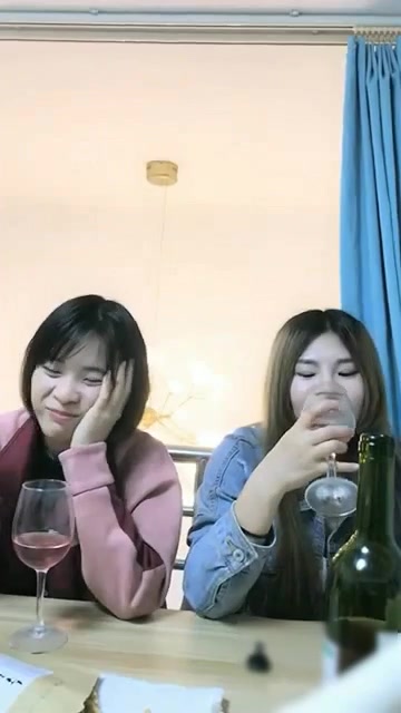 某大神迷倒两个妹子 ，y力不够中途醒来反抗又被喷雾迷倒过去，太紧张了一直硬不起来