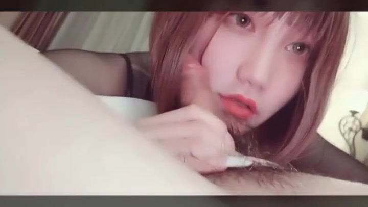 性感小妖精TS夏妃儿  艳丽高跟鞋诱惑格子黑丝袜 鸡巴上倒牛奶给儿子舔，妈妈的鸡巴香吗，真的骚死啦！