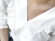 高颜值妹子沙滩边闲逛，找了个没人的地方口交最后口暴