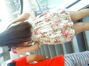 万达商场跟拍两个印花连衣裙气质美少妇,一红一黑丁字内再配上白丝袜，简直让人直喷鼻血