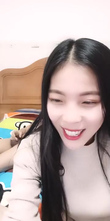 姐姐看着妹子被猛男干的神魂颠倒，各种体位抽插房间里叫声不断，小哥哥太给力姐姐笑得很灿烂