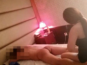 美容院上班又私下兼职援交的高颜值性感美女宾馆服务顾客操完嫩逼又被口爆了,颜值高屁股翘看着就想干她!