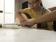 禽兽音乐老师教少妇学员弹吉它搞到别人的奶子上脱了衣服按在椅子上啪啪