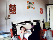 小伙娶带倆孩子的少妇 少妇很骚摆弄鸡巴倆孩子进新房观看