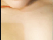 网红妹子为了吸引眼球把自己未洗的袜子吞到嘴里了舔舔自己的淫水是啥味道