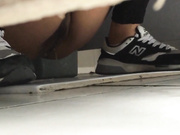 商场厕拍精选玩手机的眼镜小姐姐被光膀变态男,从旁边伸手去掏她的白带都没发现,