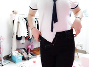 清纯姐姐为人不知的一面，穿上校服淫荡滴喊着好想要，人家下面发烫热热的水流出来了，好想要 嗯~啊~嗯