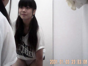 商场内衣专卖店试衣间偸拍多位青春发育期漂亮美眉试换内衣一对美乳又挺又圆润2V2