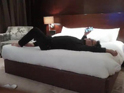 《横扫全国外围圈》渣导小徒戴个大金链子冒充土豪酒店约小姐制服黑丝诱惑啪啪_ev