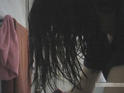 色房东低价租房给漂亮美眉浴室偷放摄像头偷窥人家洗澡这妹子下面毛不是一般多性欲一定很强