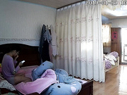 【精品推薦】2019最新流出居家夫妻系列-樣子看起來很不開心的小哥上班之前與漂亮老婆來一炮 老漢推車式幹完就出門 720P高清