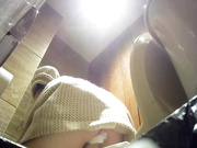 大神潜入某酒店在厕纸篓里安装了一个摄像头 偷拍漂亮美女服务员嘘嘘