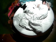 賓館鐘點房拍攝到的一對小情侶開房愛愛 貌似脫光衣服等了很久也沒有玩很生氣的樣子 露臉高清